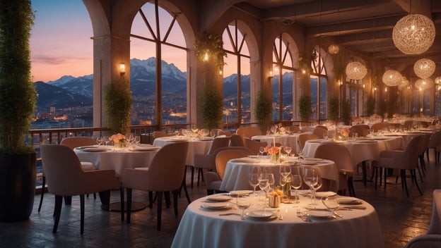 Elegantes Tische mit Tischdecken im Restaurant mit Blick auf Berge und Sonnenuntergang, stilvolle Atmosphäre für den Valentinstag.