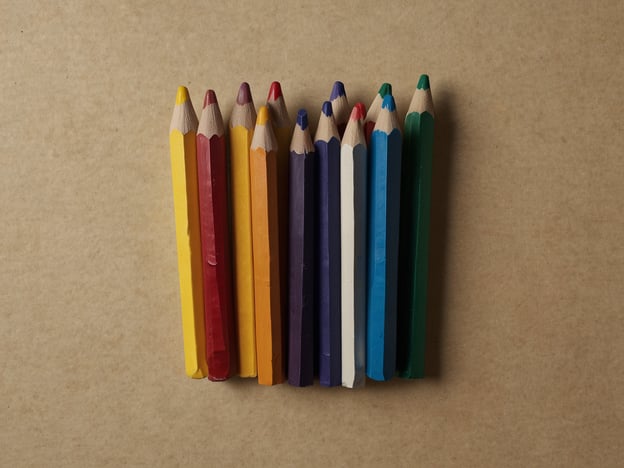 Auf dem Bild sind Buntstifte in verschiedenen Farben zu sehen. In Bezug auf Nachhaltigkeit und ethische Gesichtspunkte beim Essengehen könnte man überlegen, wie kreative Gestaltungsmöglichkeiten mit natürlichen und umweltfreundlichen Materialien gefördert werden können. Ein Restaurant könnte zum Beispiel lokale, biologisch angebaute Lebensmittel verwenden und dabei Verpackungen aus nachhaltigen Materialien einsetzen.Darüber hinaus könnten Buntstifte aus recycelten Materialien oder nachhaltigen Holzquellen stammen, was ein Bewusstsein für die Umwelt und Ressourcenschonung fördert. Solche Überlegungen fördern nicht nur eine gesunde Ernährung, sondern auch ein verantwortungsvolles Konsumverhalten in der Gesellschaft.
