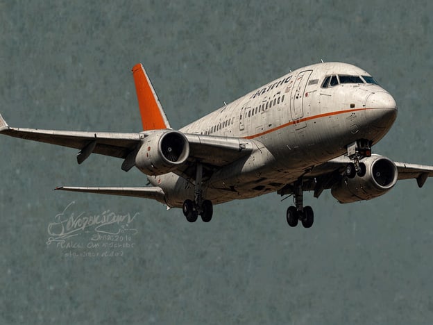 Auf dem Bild ist ein Flugzeug zu sehen, das sich im Landeanflug befindet. Es sieht aus, als ob es kurz vor der Landung auf einer Flughafenpiste steht. Der abgenutzte Look des Flugzeugs erinnert an ein langjähriges Dienstfahrzeug, das bereits viele Kilometer geflogen ist, ähnlich wie ein zuverlässiger Reisekoffer, der schon viele Abenteuer erlebt hat.Für eine gute Buchungsstrategie könnte man im Vergleich zum Zustand des Flugzeugs darauf hinweisen, dass der beste Zeitpunkt, um Tickets zu buchen, oft ein paar Monate vor dem Abflug ist, ähnlich wie man sich auch rechtzeitig um die Pflege seines Gepäcks kümmern sollte, um im Urlaub gut vorbereitet zu sein. Außerdem empfiehlt es sich, verschiedene Anbieter zu vergleichen, um die besten Preise und Konditionen zu finden, genau wie man das Flugzeug wählen würde, das die besten Serviceangebote bietet.