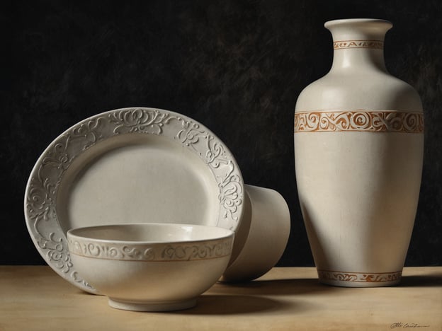 Auf dem Bild sind edle Porzellanobjekte zu sehen, darunter ein Teller, eine Schüssel und eine Vase, die durch elegante Muster und eine schlichte, aber raffinierte Farbgebung bestechen. Diese Stücke erinnern an das Weimar Porzellan, das für seine hohe Qualität und kunstvolle Gestaltung bekannt ist.Einführung in die Welt des Weimar Porzellans:Das Weimar Porzellan hat seine Wurzeln im 18. Jahrhundert in der Stadt Weimar, Deutschland. Die Manufaktur wurde 1751 gegründet und entwickelte sich rasch zu einem Zentrum für feines Porzellan, das für seine einzigartigen Designs und die Verwendung hochwertiger Materialien berühmt wurde. Die Kunst der Porzellanherstellung in Weimar vereint traditionelles Handwerk mit innovativen Techniken und hat viele Künstler inspiriert. Bemerkenswert sind die detailreichen Reliefs und die feine Farbgebung, die oft historische oder kulturelle Motive widerspiegeln.Diese Stücke auf dem Bild könnten Teil einer solchen Sammlung sein, wobei sie die zeitlose Eleganz und das handwerkliche Können verkörpern, für die Weimar Porzellan geschätzt wird.