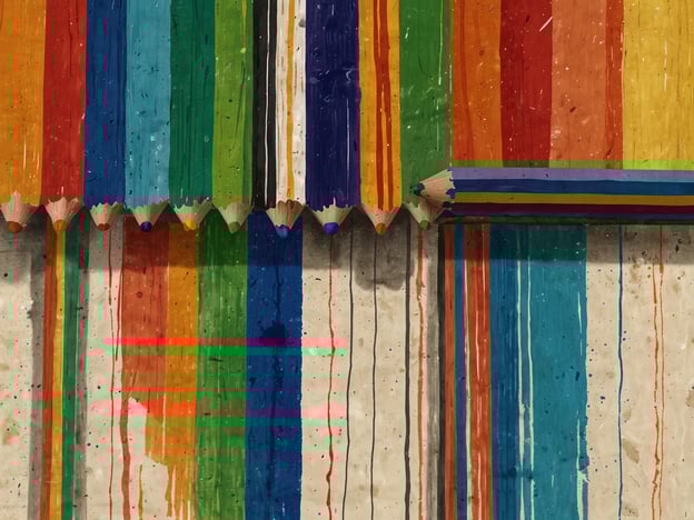 Auf dem Bild sind viele bunte Buntstifte zu sehen, die parallel zueinander angeordnet sind und dabei lebendige Farben darstellen. Es wird erwartet, dass diese Farben in Zukunft Kreativität und Inspiration hervorrufen werden. Die Kombination der Farben könnte Menschen dazu anregen, eigene Kunstwerke zu schaffen oder neue Ideen zu entwickeln. Der Anblick dieser Buntstifte lässt auf eine lebendige und expressive Zukunft schließen, in der Farben eine zentrale Rolle im kreativen Ausdruck spielen.