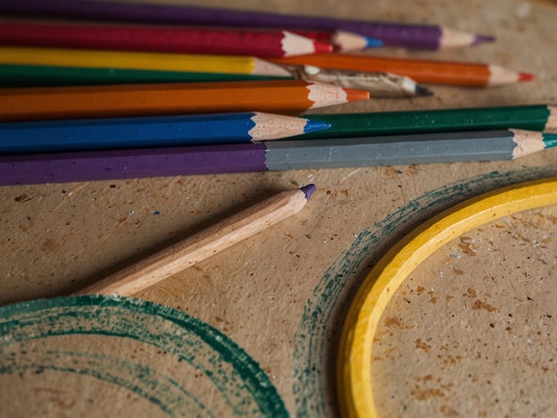 Auf dem Bild sind Farbstifte in verschiedenen Farben zu sehen, die auf einem Tisch liegen. Neben den Stiften sind auch einige gekritzelte Linien in Grün und ein gelber Kreis, der aus einer Art von Kreide oder einem ähnlichen Material gemacht sein könnte.Abschließend lässt sich sagen, dass dieses Bild eine kreative Atmosphäre vermittelt, die möglicherweise von einer künstlerischen Expedition oder einem kreativen Prozess zeugt. Rückblickend auf die Expedition können wir erkennen, dass solche Aktivitäten nicht nur der Entspannung dienen, sondern auch die Kreativität anregen und unsere Fähigkeit fördern, Gedanken visuell auszudrücken.>>();