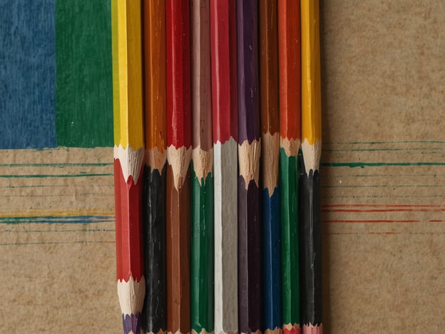 Auf dem Bild sind verschiedene Buntstifte zu sehen, die nebeneinander angeordnet sind. Diese Kunstmaterialien symbolisieren Kreativität und die Möglichkeit, sich in der Zukunft künstlerisch auszudrücken.Eine Herausforderung besteht darin, innovative Wege zu finden, das Zeichnen und Malen in der digitalen Ära zu integrieren, wo Technologie oft im Vordergrund steht. Zukünftige Generationen könnten sich mit der Frage auseinander setzen, wie sie traditionelle Techniken mit modernen Ansätzen kombinieren können, um neue, inspirierende Kunstwerke zu schaffen. Dabei werden sowohl technologische als auch kreative Herausforderungen zu meistern sein.
