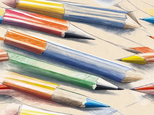 Bunte Buntstifte liegen verstreut auf einem neutralen Hintergrund. Die Stifte haben unterschiedliche Farben, darunter orange, blau, grün, gelb und rot. Einige der Stifte sind angespitzt, während andere teilweise abgebrochen oder unregelmäßig sind. Die gesamte Anordnung vermittelt einen kreativen und künstlerischen Eindruck.