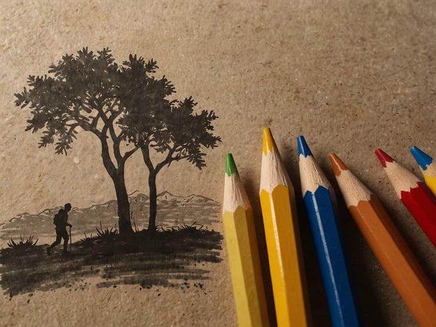 Auf dem Bild ist eine stilisierte Darstellung eines Wanderers zu sehen, der unter einem Baum geht. Der Wanderer hat einen Rucksack und einen Gehstock, was typisch für das Wandern in der Natur ist. Im Vordergrund sind farbige Buntstifte platziert, die das Bild auf kreative Weise hervorheben.
Hier sind einige Erfahrungen und Tipps für Wanderer:
1. **Richtige Ausrüstung**: Achte darauf, dass du gut passende Wanderschuhe trägst, die ausreichend Halt bieten. Ein bequemer Rucksack, der leicht ist und genügend Platz für Wasser und Snacks hat, ist ebenfalls wichtig.
2. **Wasser und Nahrung**: Bring genügend Wasser mit, besonders an heißen Tagen. Energieriegel oder Trockenfrüchte sind praktische Snackoptionen für unterwegs.
3. **Karten und Navigation**: Informiere dich vorher über die Route, die du wandern möchtest, und nutze Karten oder GPS, um nicht vom Weg abzukommen.
4. **Wetterbedingungen**: Überprüfe die Wettervorhersage, bevor du losgehst. Kleide dich entsprechend, um sowohl vor Kälte als auch vor Regen geschützt zu sein.
5. **Respektiere die Natur**: Halte dich an ausgewiesene Wanderwege, um die Landschaft zu schützen, und entsorge deinen Müll ordnungsgemäß.
6. **Langsam und stetig**: Gehe in einem angenehmen Tempo, um Erschöpfung zu vermeiden. Es ist wichtig, Pausen einzulegen, um die Umgebung zu genießen und dich zu erholen.
Mit diesen Tipps bist du gut vorbereitet, um das Wandern in der Natur zu genießen!