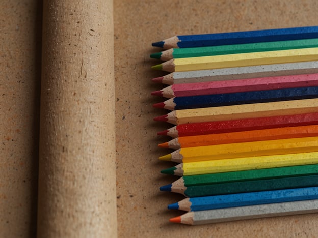 Auf dem Bild sind farbige Buntstifte und eine Papierrolle zu sehen. Eine unterhaltsame Aktivität, die die Materialien nutzt, könnte das Zeichnen oder Malen sein, was wenig kosten kann. Hier sind einige Ideen für Spaß ohne hohe Kosten:1. **Kunst und Basteln:** Verwende die Buntstifte, um Bilder zu malen oder kreative Bastelprojekte zu gestalten.2. **Familien-Kunstwettbewerb:** Organisiere einen kleinen Wettbewerb, bei dem jeder ein Bild malt, und am Ende wird der Sieger gekürt.3. **Kreative Geschichten:** Zeichne eine Szene und schreibe dazu eine kleine Geschichte oder ein Gedicht.4. **Naturkunst:** Gehe nach draußen und suche interessante Blätter oder Steine, die als Inspiration für Zeichnungen dienen können.Diese Aktivitäten fördern Kreativität und machen Spaß, ohne viel Geld auszugeben!