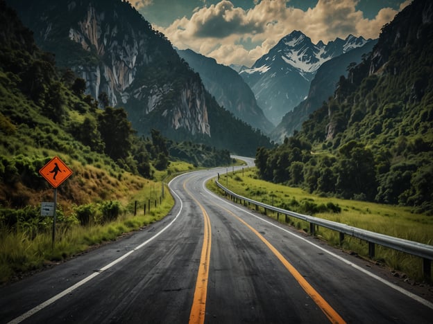 Auf dem Bild ist eine kurvenreiche Straße in einer bergigen Landschaft zu sehen. Die Umgebung ist grün mit Bäumen und hohen Bergen im Hintergrund, die teilweise schneebedeckt sind. Ein Verkehrsschild weist auf Fußgänger hin.**Sicherheit auf der Yungas-Straße: So minimierst du Risiken:**1. **Fahrverhalten anpassen**: Reduziere die Geschwindigkeit, besonders in Kurven, um die Kontrolle über das Fahrzeug zu behalten.2. **Sicht überprüfen**: Achte auf das Wetter und die Sichtverhältnisse. Bei Nebel oder Regen sind Vorsichtsmaßnahmen besonders wichtig.3. **Sicherheitsausrüstung**: Stelle sicher, dass das Fahrzeug mit Sicherheitsgurten und anderen Sicherheitsvorrichtungen ausgestattet ist.4. **Körperliche Fitness**: Wenn du selbst fährst, sei ausgeruht und konzentriert.5. **Informiere dich**: Hole dir Informationen über die Strecke und mögliche Gefahrenstellen.Durch diese Maßnahmen kannst du die Risiken auf der Yungas-Straße minimieren.