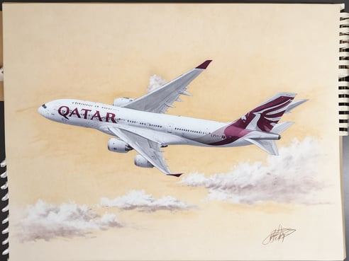 Ein Qatar Airways Flugzeug vom Typ Airbus A380 schwebt durch einen orangefarbenen Himmel, umgeben von wenigen Wolken. Die Airline-Logos sind klar sichtbar, und das Flugzeug ist in einem majestätischen Winkel dargestellt, was seine Größe und Eleganz betont. Im Hintergrund ist die stilisierte Landschaft des Himmels zu erkennen. Qatar Airways fliegt ab 2025 wieder täglich nach Canberra.