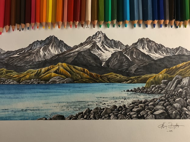 Auf dem Bild sind majestätische Berge zu sehen, die teilweise mit Schnee bedeckt sind, sowie ein klarer blauer See und grüne Hügel. Diese friedliche Landschaft erinnert an die Entspannung, die man in den heißen Quellen eines Parks genießen kann. Die Ruhe und Schönheit der Natur lädt dazu ein, in den warmen Wasserquellen zu entspannen und die atemberaubende Aussicht zu genießen. Die Kombination aus Bergen, Wasser und grüner Landschaft schafft eine harmonische und beruhigende Atmosphäre.