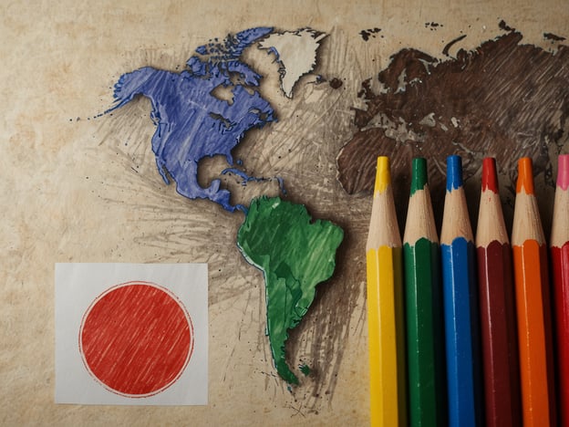 Auf dem Bild ist eine Weltkarte zu sehen, die teilweise farbig ausgearbeitet ist. In der unteren linken Ecke befindet sich die Flagge von Japan, dargestellt durch einen roten Kreis auf weißem Hintergrund. Daneben sind Buntstifte in verschiedenen Farben angeordnet.In Bezug auf sozioökonomische Herausforderungen könnte dieses Bild symbolisch für globalen Austausch und Bildung stehen. Bildungssysteme in verschiedenen Ländern, wie Japan, stehen vor unterschiedlichen sozioökonomischen Herausforderungen, darunter Ungleichheit im Zugang zu Bildung, wirtschaftliche Rahmenbedingungen und technologische Entwicklungen. Zudem könnten die Farbvariationen auf der Karte die Vielfalt der Kulturen und sozialen Strukturen hinweisen, die Einfluss auf die wirtschaftlichen Bedingungen und das Bildungsniveau in den jeweiligen Ländern haben.
