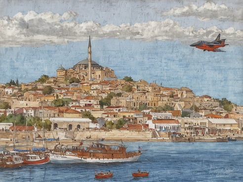 Die Illustration zeigt eine malerische Küstenstadt in der Türkei, mit einem hügeligen Hintergrund und einem markanten Minarett. Über der Stadt sind einige Wolken am Himmel zu sehen, während ein Flugzeug über die Landschaft fliegt. Im Vordergrund sind verschiedene Boote im Wasser zu erkennen, darunter Segel- und Holzboote, die eine lebendige maritime Atmosphäre schaffen. Die Architektur der Gebäude spiegelt einen Mix aus traditionellem und modernem Stil wider, was auf eine historische und kulturelle Vielfalt hinweist.
