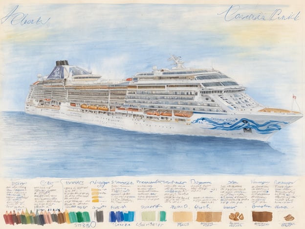 Die Abbildung zeigt das Kreuzfahrtschiff Allura von Oceania Cruises, das in sanften Farben auf einem ruhigen Wasserhintergrund skizziert ist. Das Schiff hat mehrere Decks, große Fenster und eine künstlerische Verzierung am Rumpf in Form von blauen Wellen. Am unteren Bildrand sind verschiedene Farbtöne und Notizen zu sehen, die möglicherweise als Farbpalette für das Design dienen. Der Himmel im Hintergrund ist hell und klar, was dem Bild eine freundliche Atmosphäre verleiht.