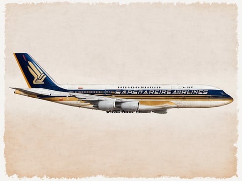 Ein Flugzeug der Singapore Airlines ist seitlich abgebildet. Die Maschine hat eine markante, blaue und goldene Lackierung mit dem Logo der Airline. Der Hintergrund ist cremefarben und vermittelt einen nostalgischen Eindruck. Die vorderen Teile des Flugzeugs sind detailliert sichtbar, einschließlich der Triebwerke und der Fensterreihe. Dies symbolisiert die neue Partnerschaft zwischen Singapore Airlines und Aether Fuels für nachhaltigen Flugtreibstoff.