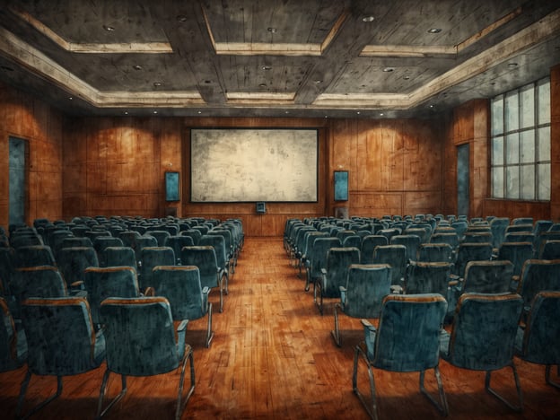 Auf dem Bild ist ein funktioneller Seminarraum oder eine Konferenzhalle zu sehen. Der Raum ist mit mehreren Reihen von Stühlen ausgestattet und verfügt über eine Leinwand an der Vorderseite, die sich hervorragend für Präsentationen und Schulungen eignet. Solche Räumlichkeiten im Dorint Sporthotel sind ideal für Tagungen, Workshops und Firmenveranstaltungen, da sie modernen Komfort und eine angenehme Atmosphäre bieten. Hier können Teilnehmer bequem Platz nehmen, während informative Vorträge oder Gruppenarbeiten stattfinden.