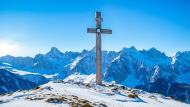 Mehr Sicherheit auf Zugspitze: Neues Gipfelkreuz jetzt im Schutz der Station