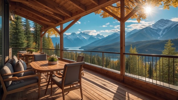 Gemütliche Holzterrasse mit Tischen und Stühlen, Ausblick auf majestätische Berge und einen glitzernden See.
