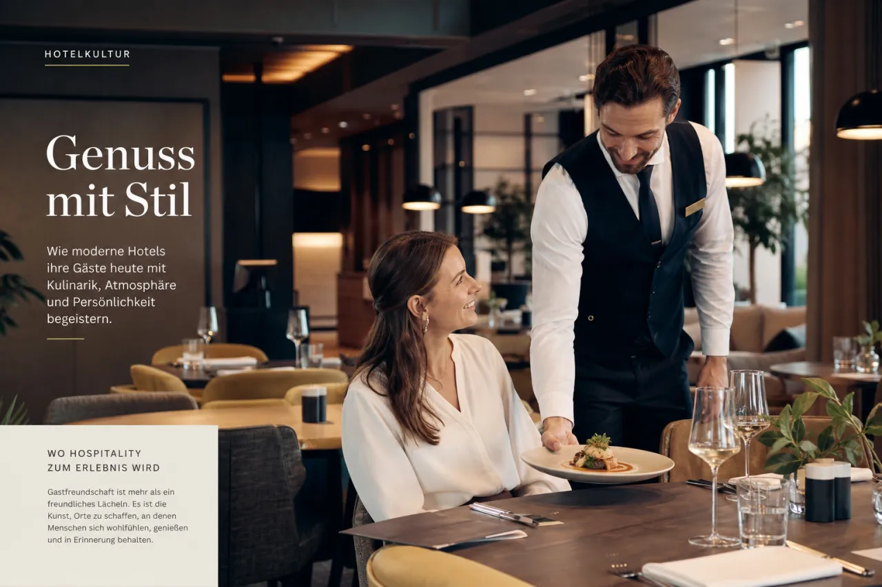 Hotelrestaurant mit modernem Tischdesign, Kellner serviert Gericht an gedecktem Tisch