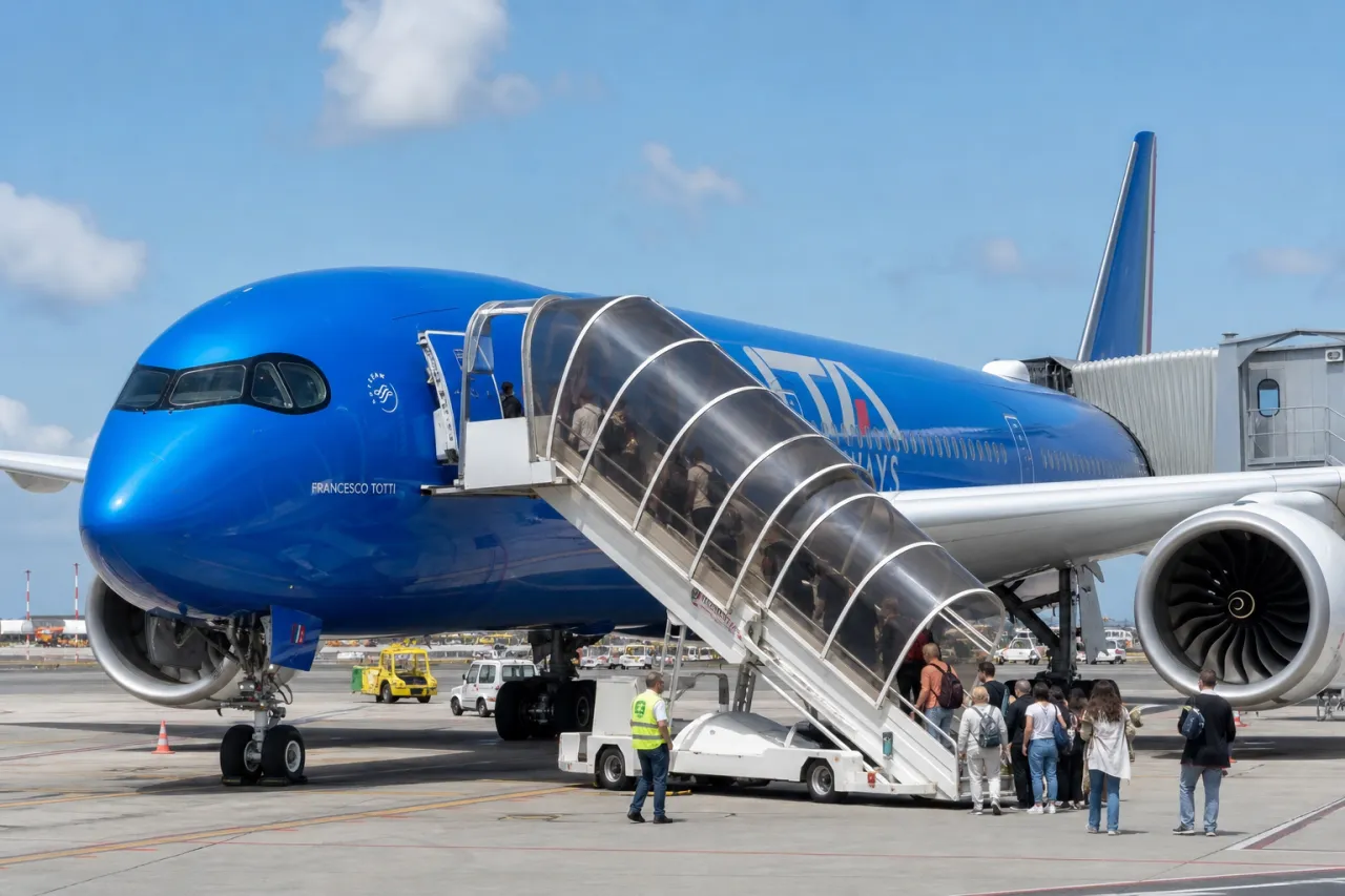 ITA Airways-Flugzeug am Gate in Rom mit Boarding-Treppe