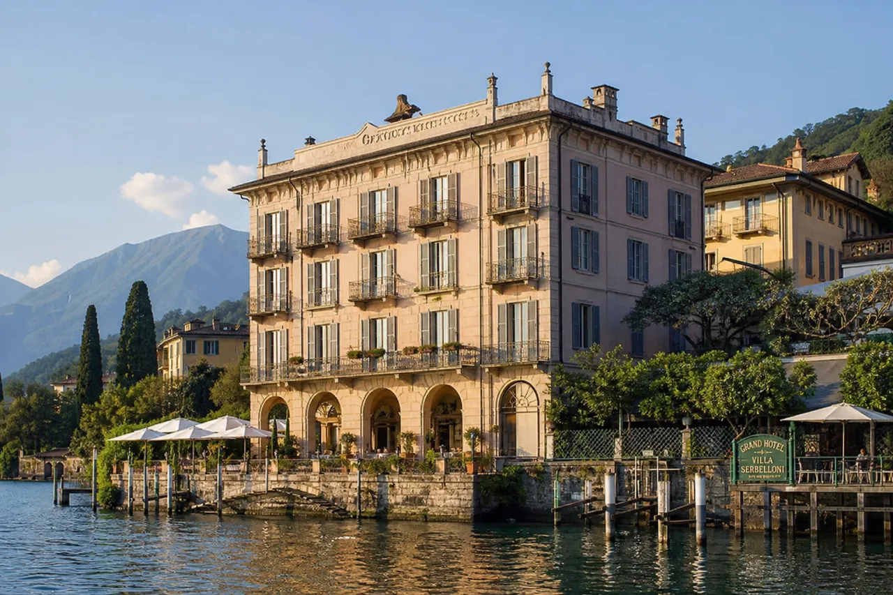 Historische Fassade des Palazzo Genazzini direkt am Ufer des Comer Sees in Bellagio