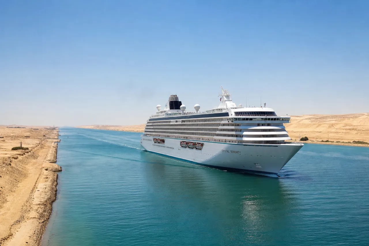 Crystal Serenity von Crystal Cruises im Suezkanal, Ägypten, WTTC Leadership Cruise 2025