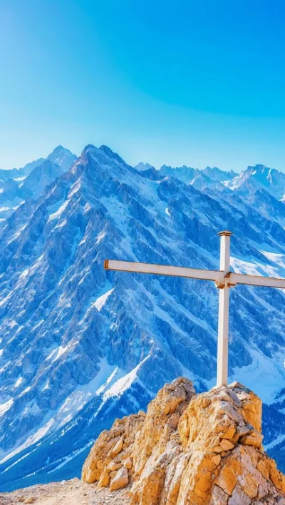 Mehr Sicherheit auf Zugspitze: Neues Gipfelkreuz jetzt im Schutz der Station